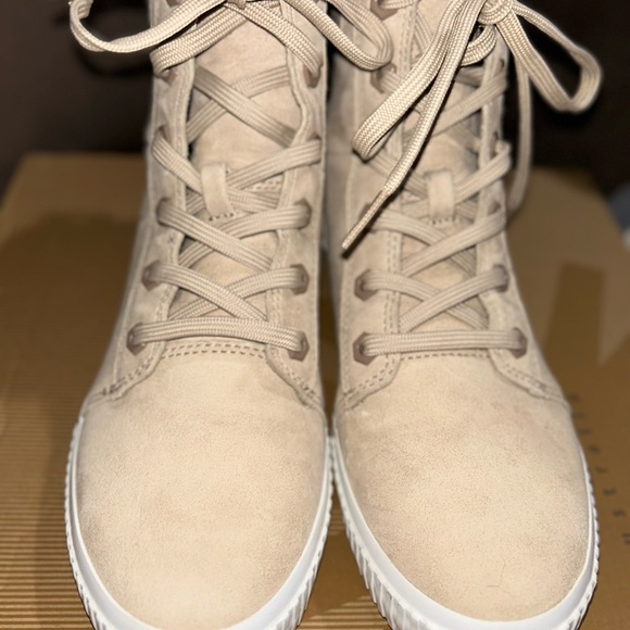 TIMBERLAND WOMENS SNEAKERS
LIKE NEW
SIZE 7

These look so cute on!!! - Picture 2 of 5
